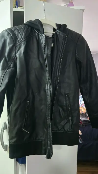 Chaqueta de cuero sintético negra con capucha - miniatura 1