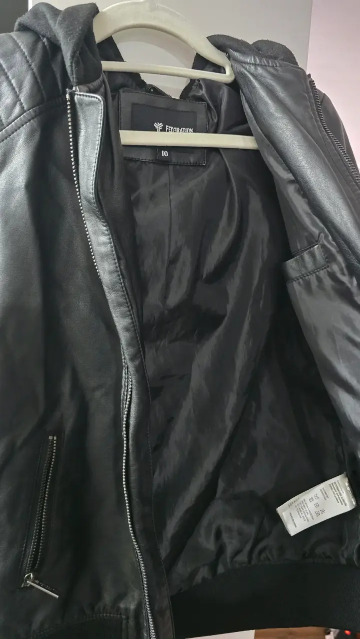 Chaqueta de cuero sintético negra con capucha - 3