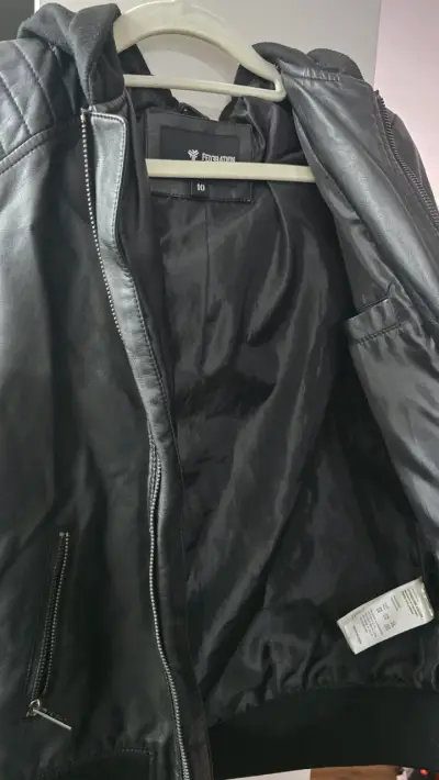 Chaqueta de cuero sintético negra con capucha - miniatura 3