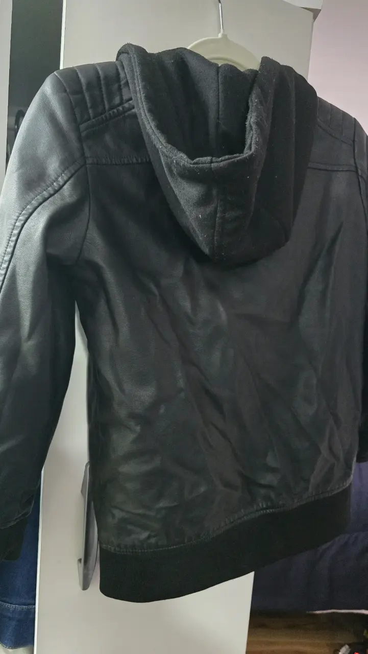 Chaqueta de cuero sintético negra con capucha - 4