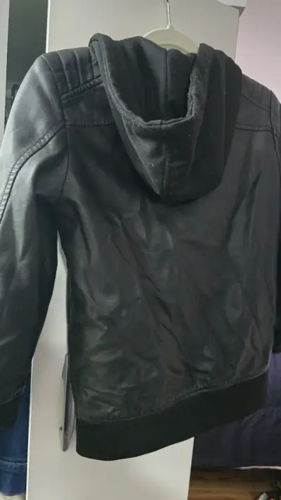 Chaqueta de cuero sintético negra con capucha - miniatura 4