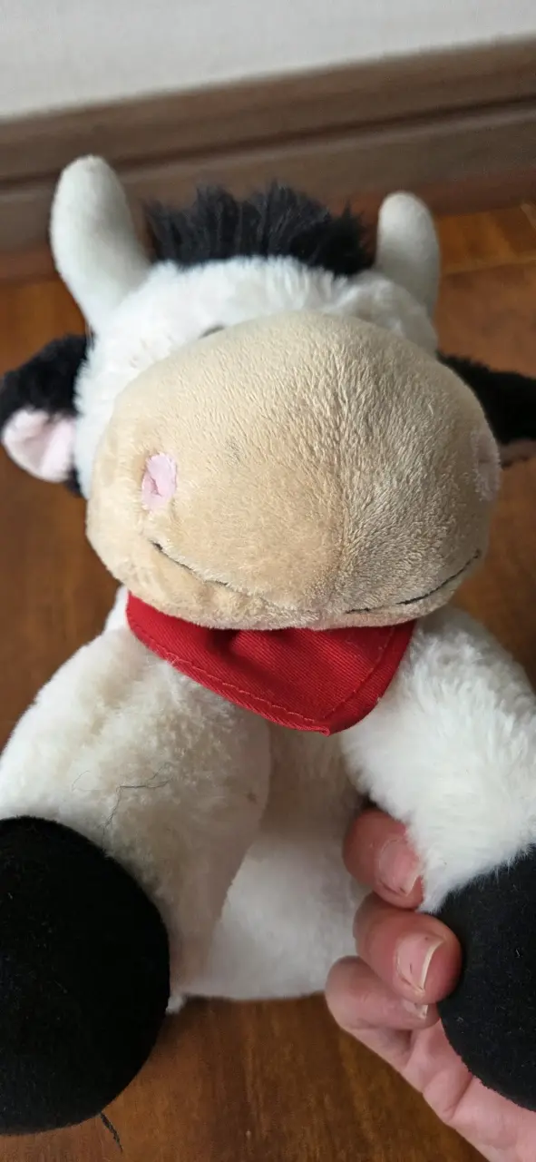 Peluche de vaca con pañuelo rojo - 3