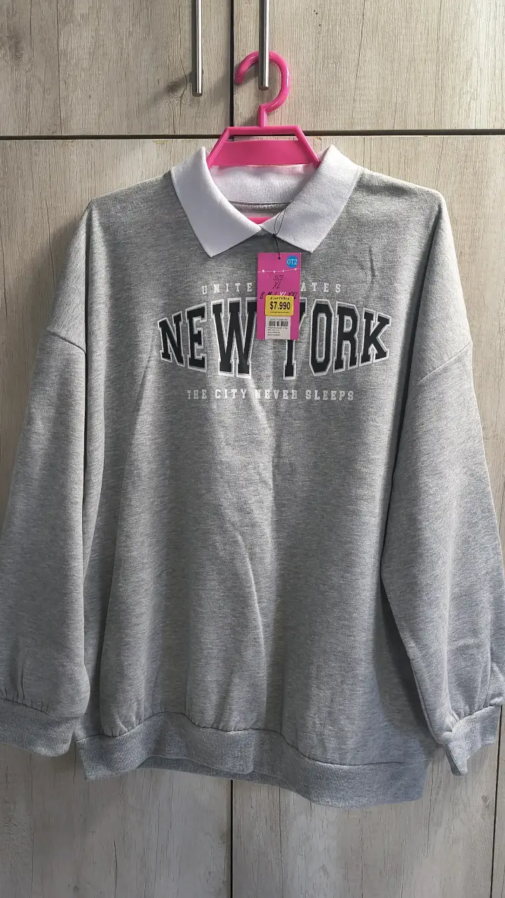 Polerón gris con cuello blanco New York