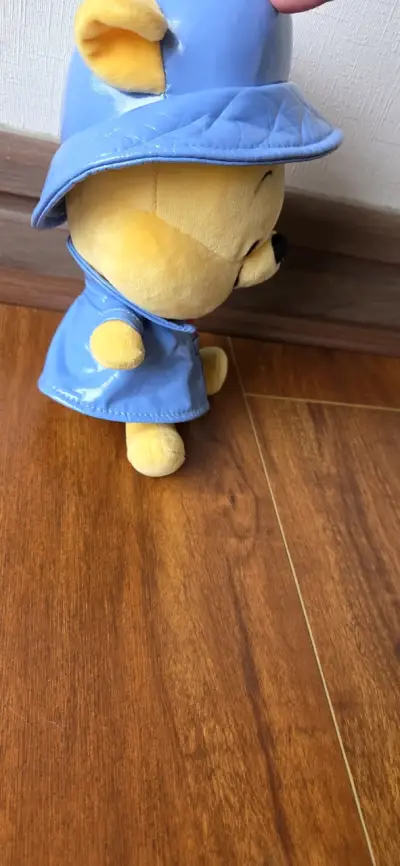 Peluche de oso con impermeable azul - miniatura 2