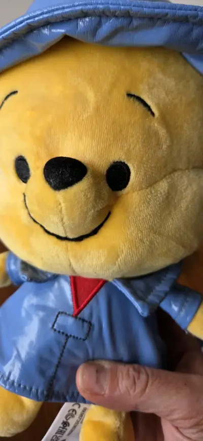 Peluche de oso con impermeable azul - miniatura 4