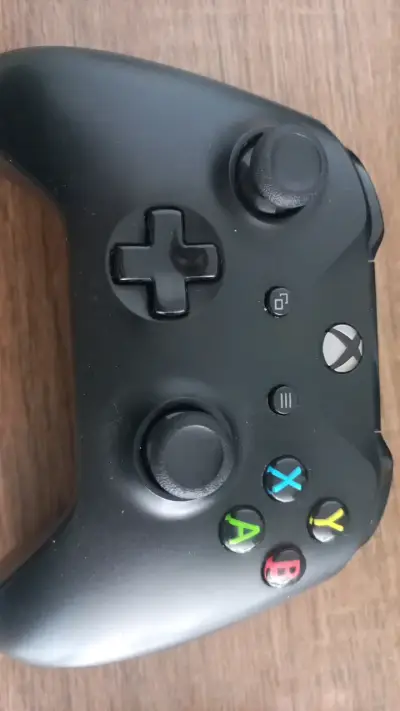 Control inalámbrico Xbox One negro en buen estado - miniatura 1