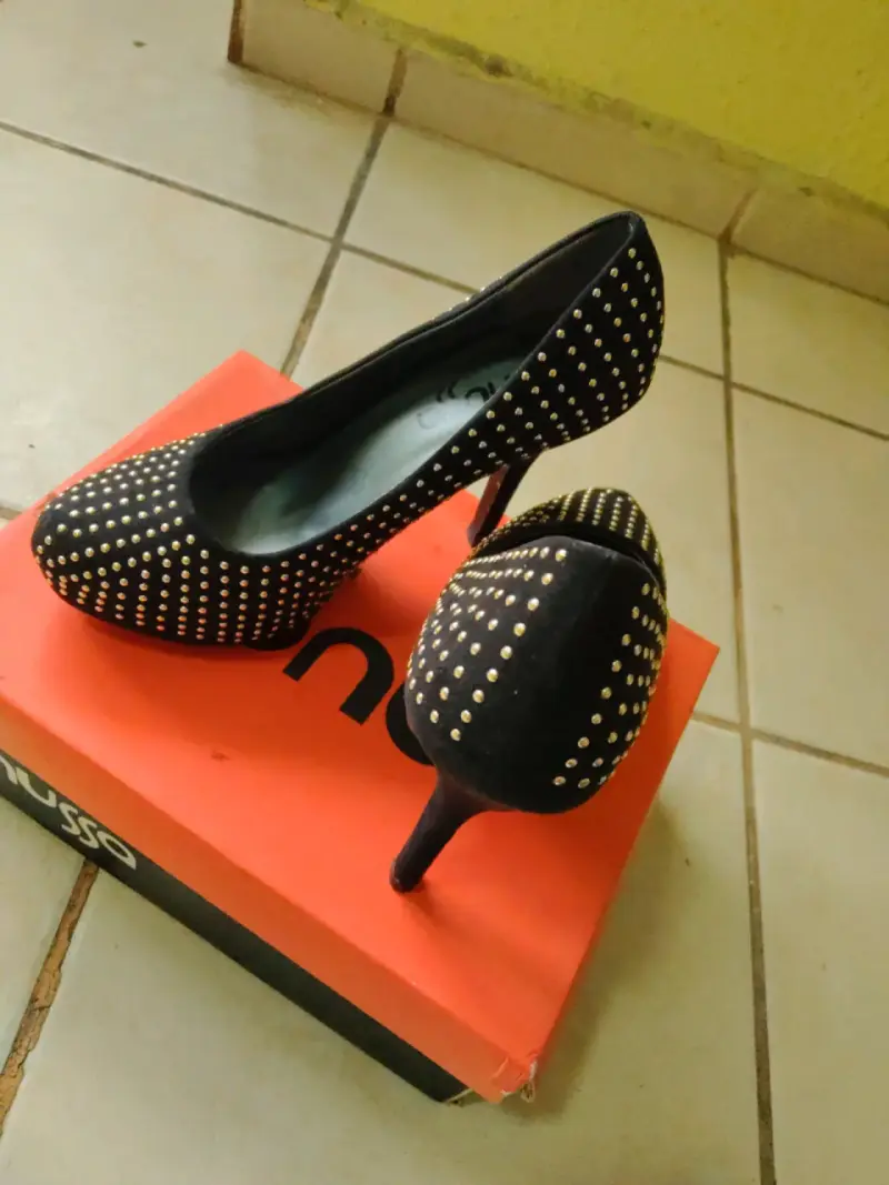 Zapatos de Tacón Alto Negro con Tachuelas - 1