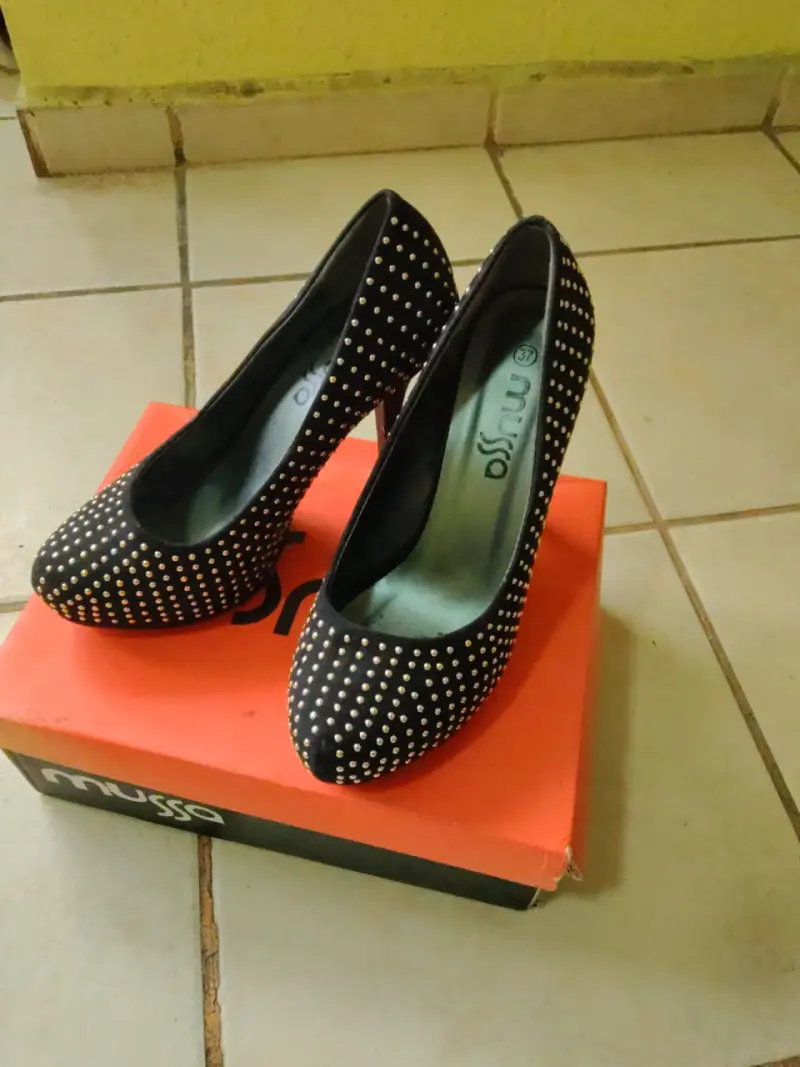 Zapatos de Tacón Alto Negro con Tachuelas - 2