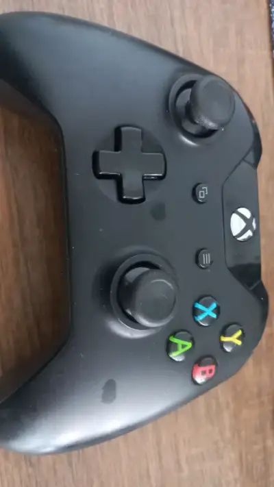 Control inalámbrico Xbox One negro en buen estado - miniatura 1