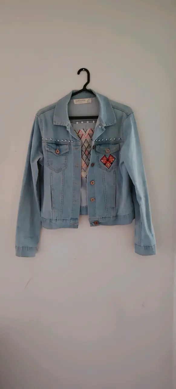 Chaqueta de mezclilla con bordado tribal  mujer