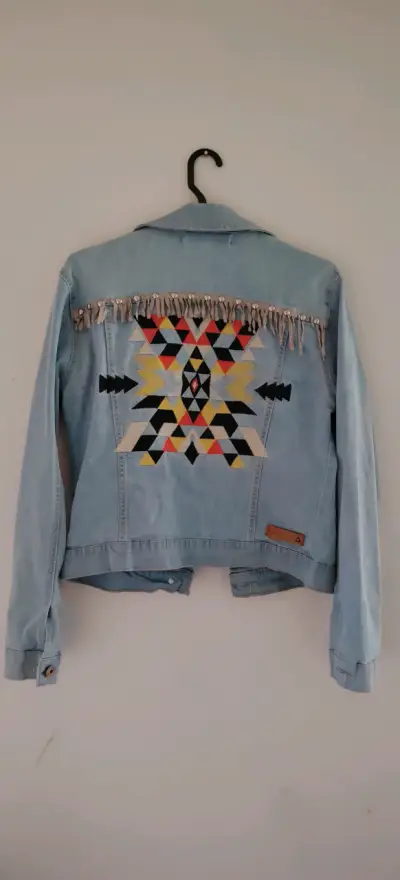 Chaqueta de mezclilla con bordado tribal  mujer - miniatura 2