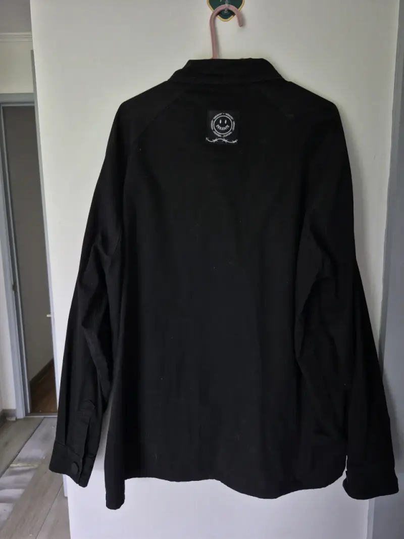 Chaqueta negra Errante con diseño urbano - 2