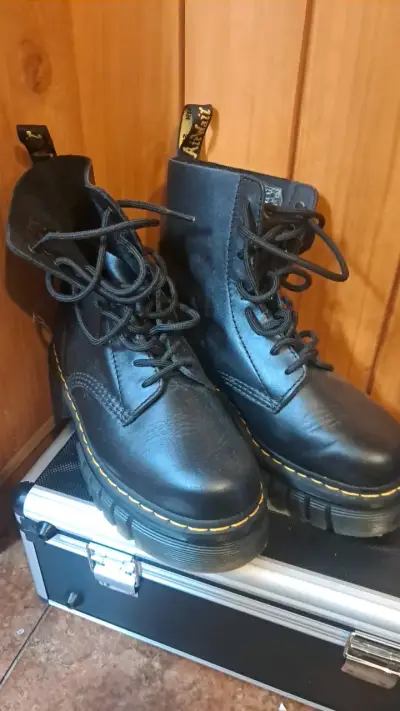 Botas negras de cuero - miniatura 1