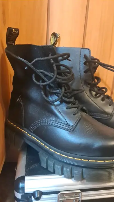 Botas negras de cuero - miniatura 2