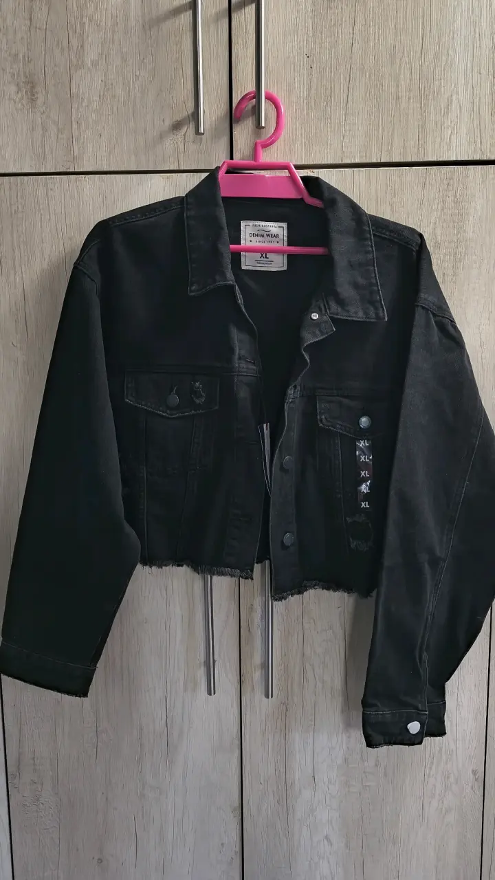 Chaqueta de mezclilla negra estilo cropped