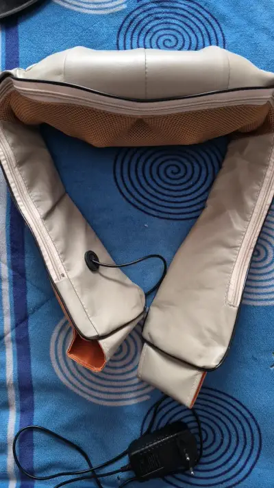 Masajeador de cuello y hombros eléctrico con calor - miniatura 1