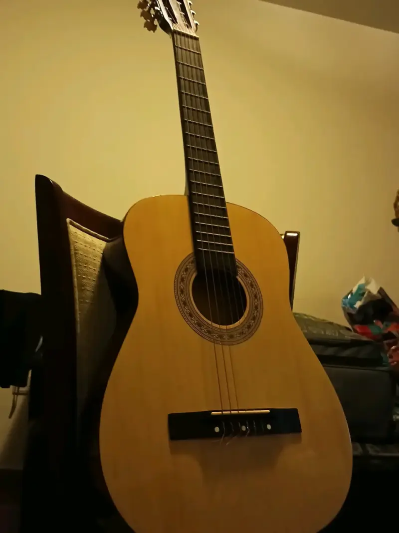 Guitarra clásica de madera en buen estado - 1