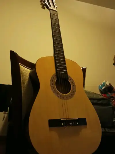 Guitarra clásica de madera en buen estado - miniatura 1