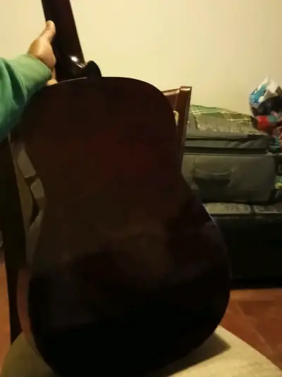 Guitarra clásica de madera en buen estado - miniatura 2