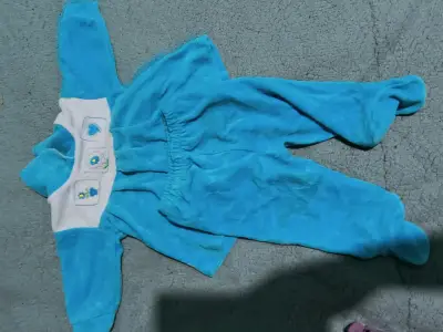 Conjunto de ropa para bebé en varios colores - miniatura 2
