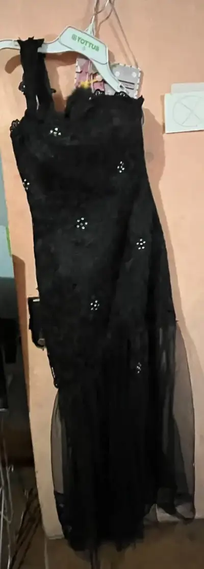 Vestido largo negro con detalles brillantes - miniatura 1