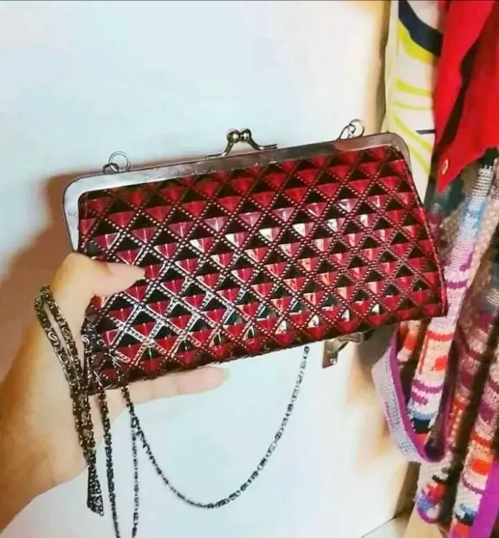 Cartera de mano roja con negro - 2