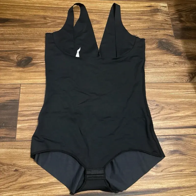 Body negro para mujer con diseño elegante - 2