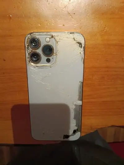 iPhone 13 Pro Max con batería deteriorada - miniatura 2