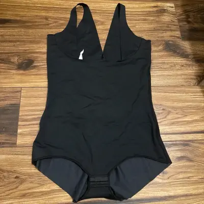 Body negro para mujer con diseño elegante - miniatura 2