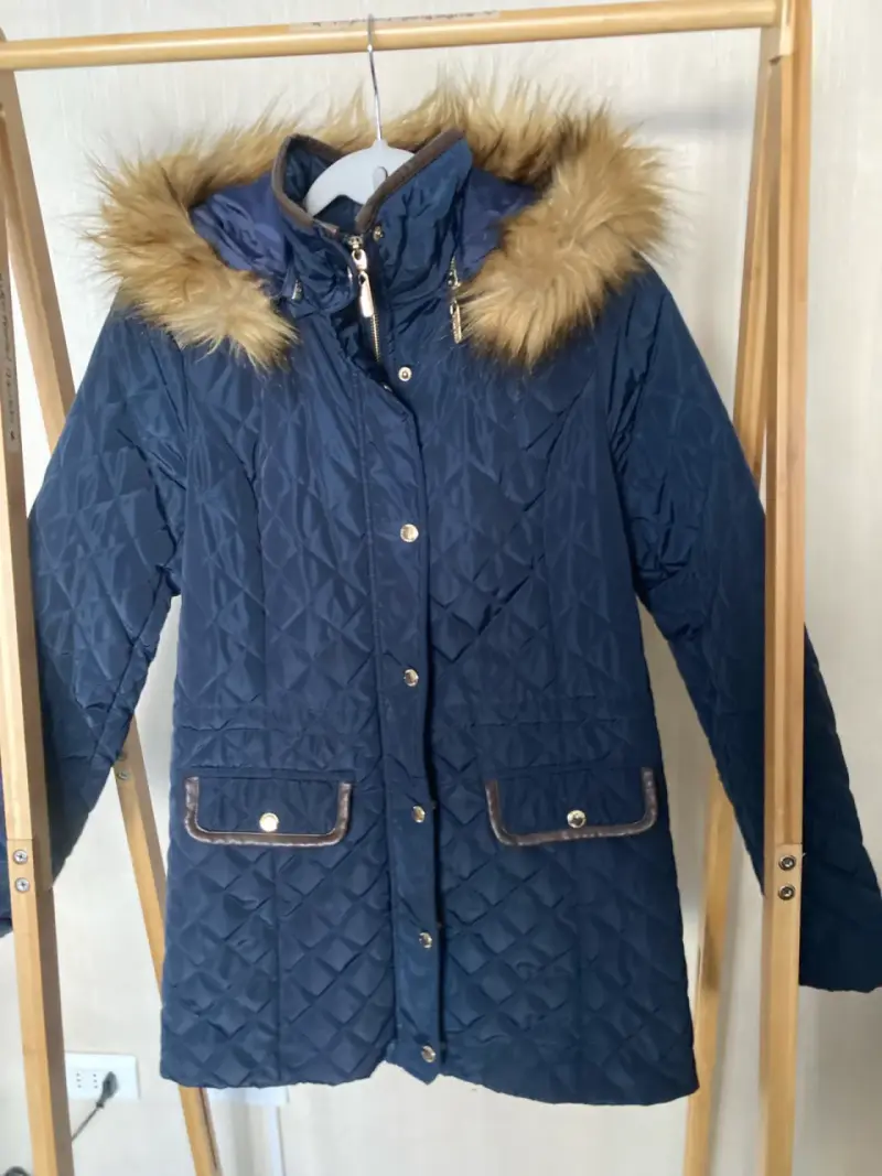 Abrigo acolchado azul con capucha desmontable