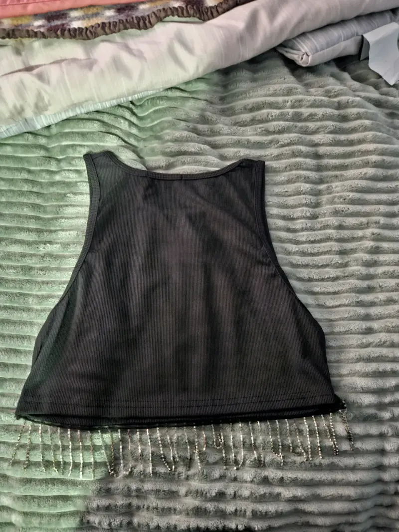 Top corto negro con flecos brillantes - 2