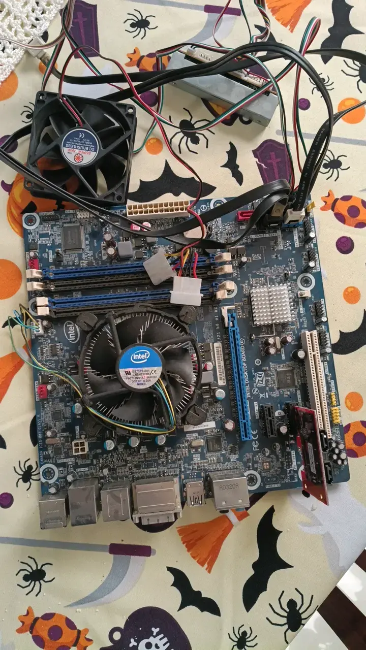 Placa Madre Intel con Ventilador y Cables - 1