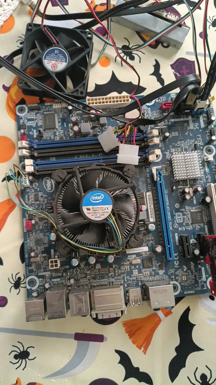 Placa Madre Intel con Ventilador y Cables - 2