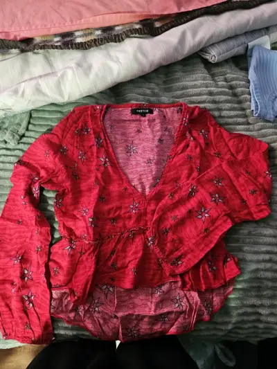 Blusa roja con estampado de flores - miniatura 1