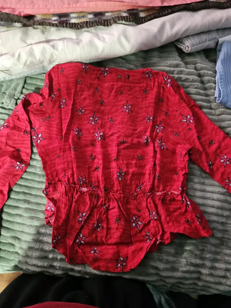 Blusa roja con estampado de flores - 2