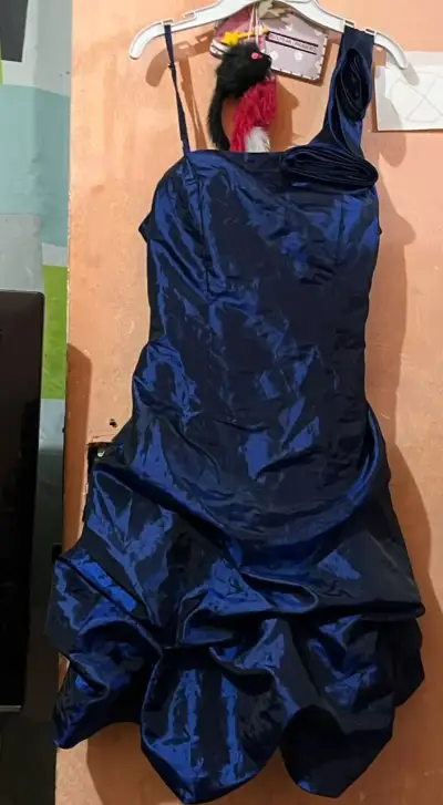 Vestido de azul azul con diseño asimétrico - miniatura 1
