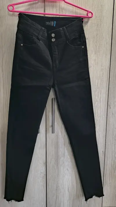 Jeans negros mujer con diseño moderno - miniatura 1