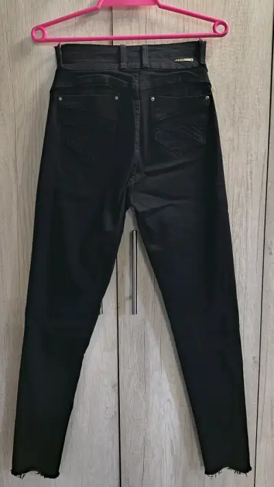 Jeans negros mujer con diseño moderno - miniatura 2