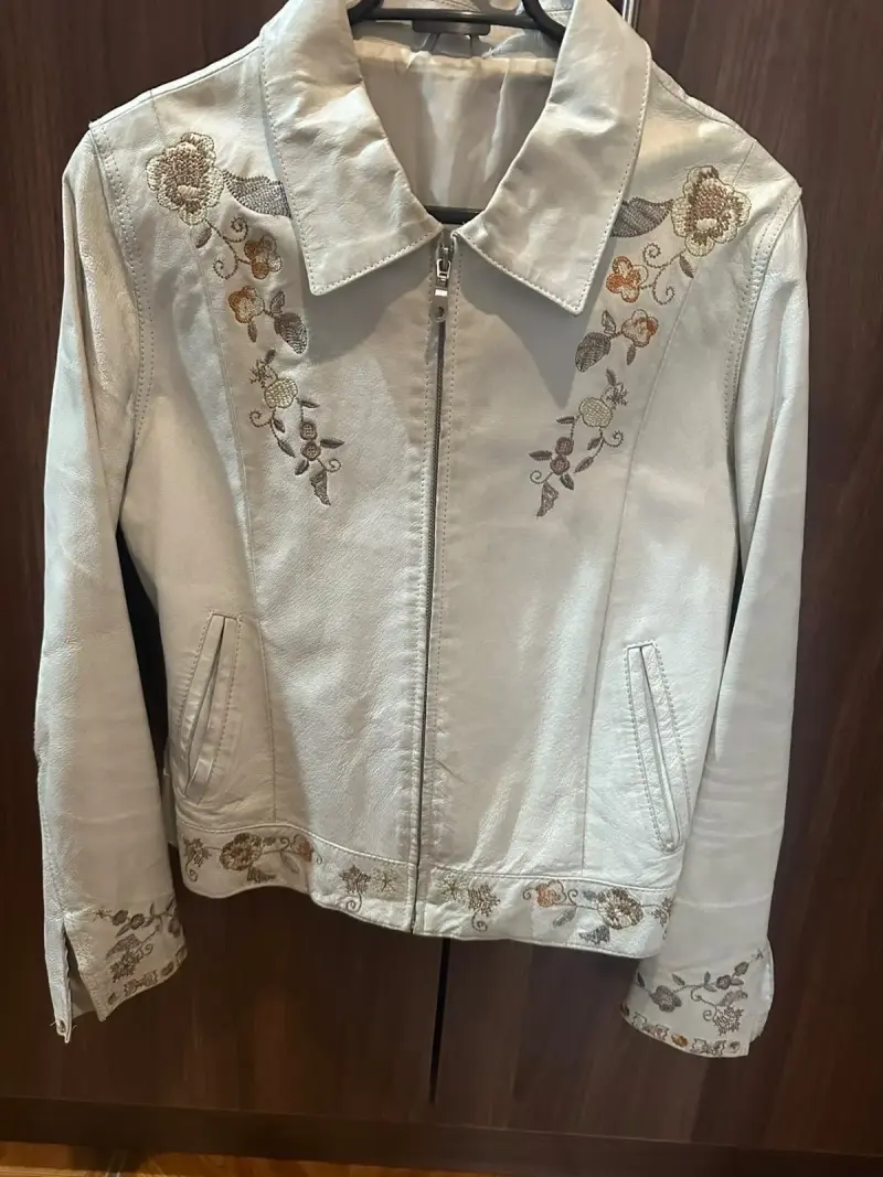Chaqueta de cuero beige con bordados florales - 1