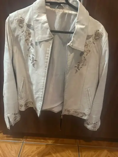 Chaqueta de cuero beige con bordados florales - miniatura 2