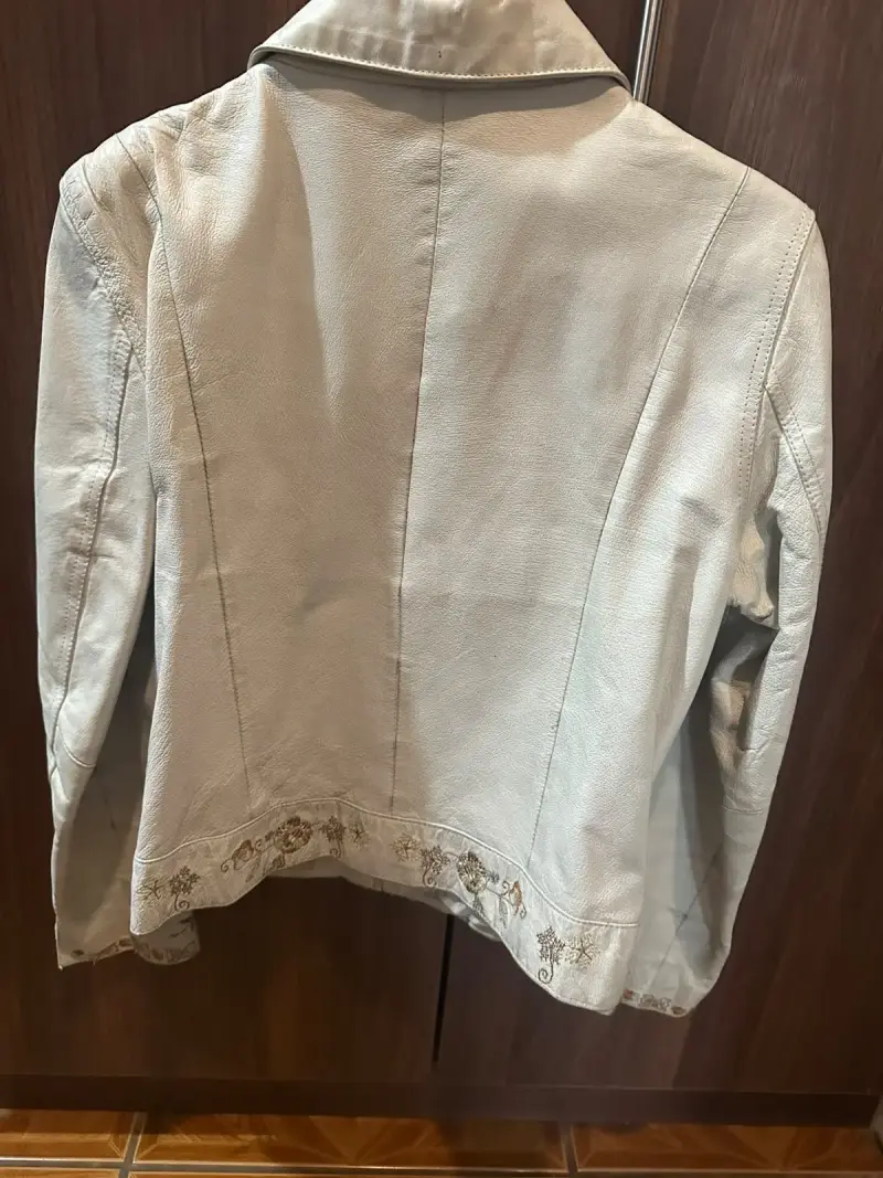 Chaqueta de cuero beige con bordados florales - 3