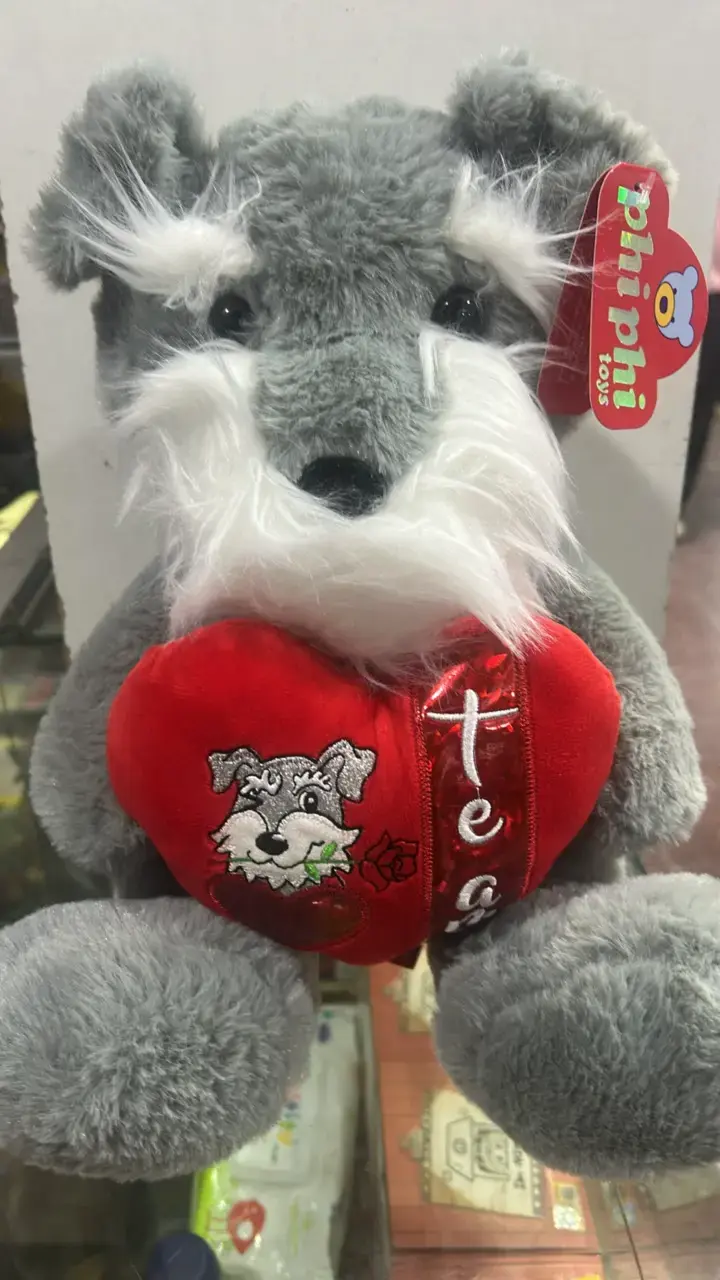 Peluche perro gris con corazón rojo