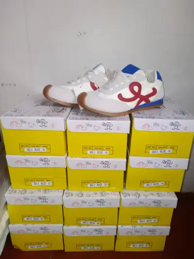 Zapatillas infantiles blancas con diseño colorido - miniatura 2