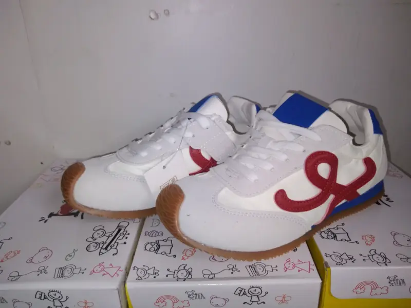 Zapatillas infantiles blancas con diseño colorido - 3