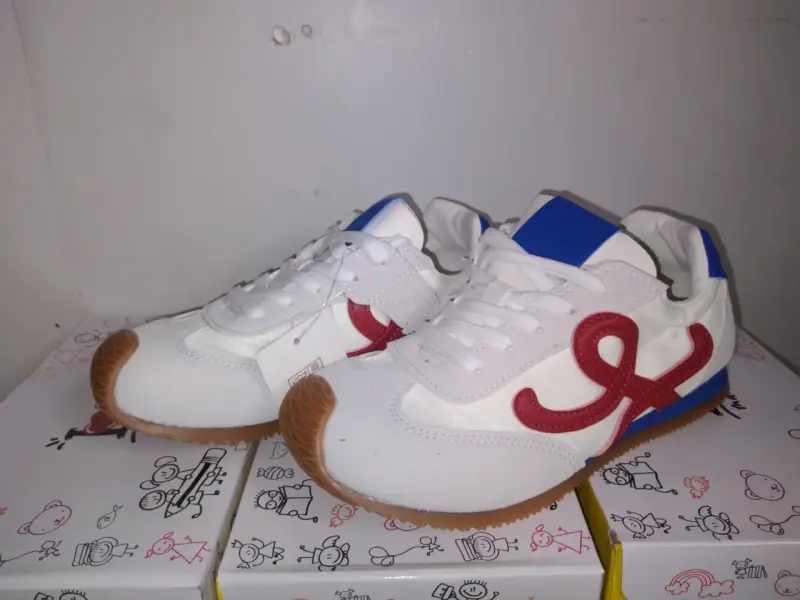 Zapatillas infantiles blancas con diseño colorido - 4