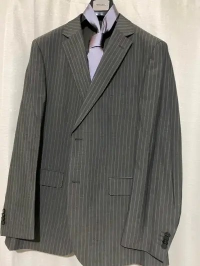 Traje de rayas gris con corbata y camisa - miniatura 2
