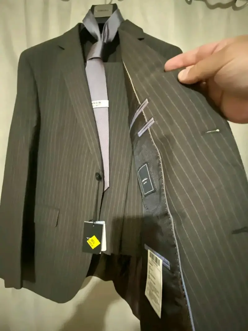 Traje de rayas gris con corbata y camisa - 5