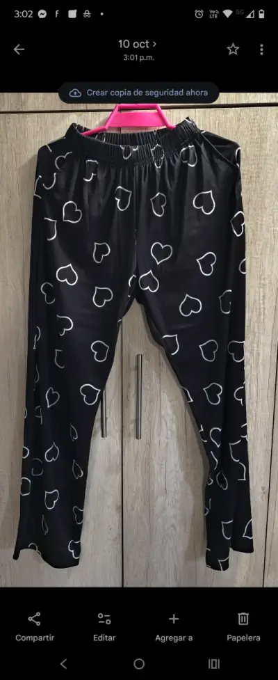 Pantalones Shein negros con estampado de corazones - miniatura 2