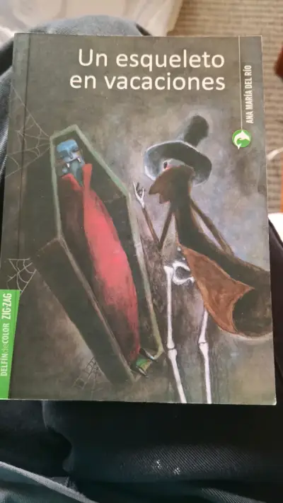 Libro 'Un Esqueleto en Vacaciones' de Ana María del Río - miniatura 1