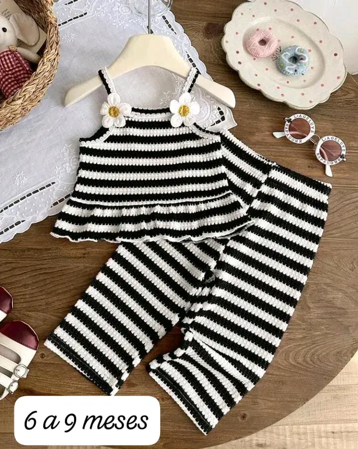 Conjunto de ropa infantil con diseño floral y rayas - 2